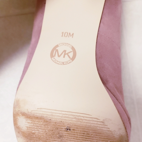9.5 Like new locked heels suede pumps by MICHAEL Michael Kors - Picture 6 of 10